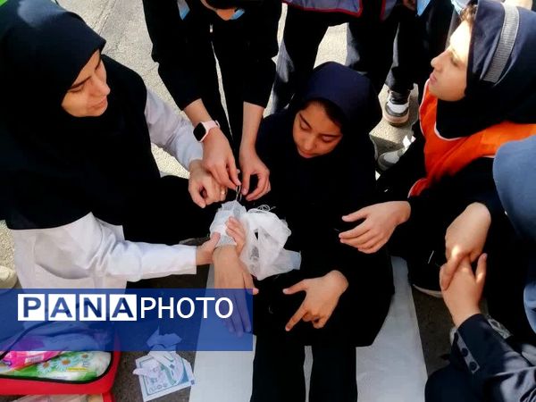 مانور زلزله و آموزش اطفای حریق و ایمن سازی در مدرسه شهید جواهری دو 