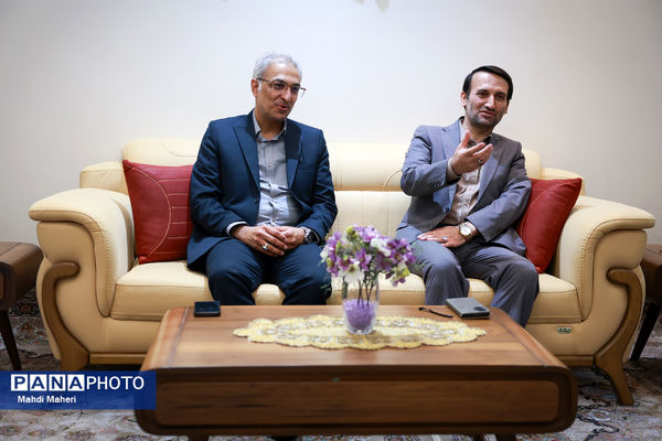 دیدار معاون برنامه و توسعه منابع وزارت آموزش و پرورش از خانواده شهید ساداتی ارمکی