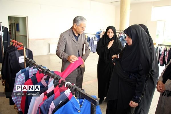 بازدید رئیس سازمان دانش‌آموزی خراسان رضوی از نمایشگاه‌های لباس فرم دانش‌آموزی نواحی مشهد
