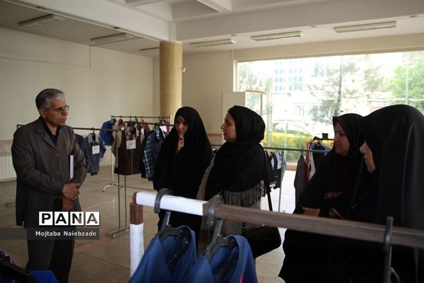 بازدید رئیس سازمان دانش‌آموزی خراسان رضوی از نمایشگاه‌های لباس فرم دانش‌آموزی نواحی مشهد