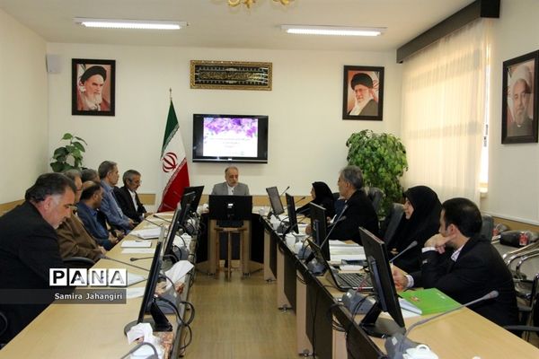 دومین جلسه کارگروه طرح مدیریت ،ساماندهی ونظارت برلباس فرم دانش آموزان