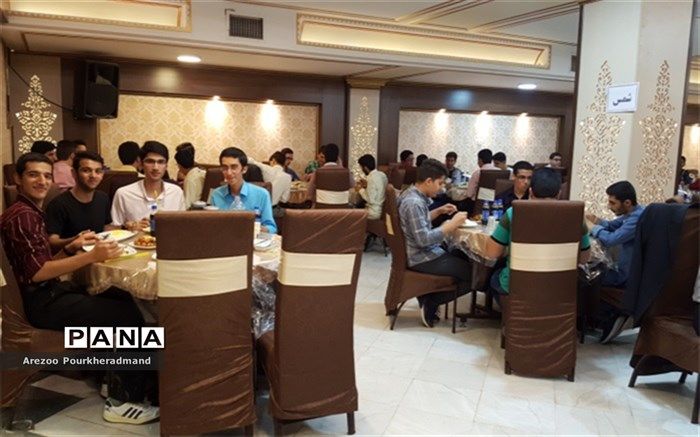 ضیافت افطاری ویژه دانش آموزان برگزیده دبیرستان شهید صدوقی دوره دوم