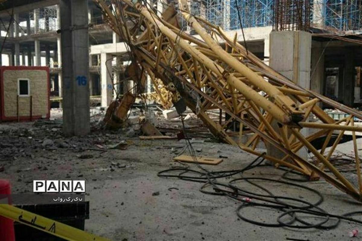 سقوط تاور کرین ٣٠متری در یک کارگاه ساختمانی