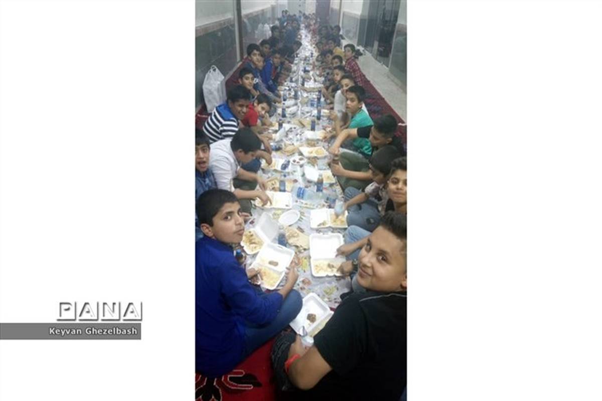 برپایی ضیافت افطاری برای دانش آموزان برتر قرآن ونماز مقطع ابتدایی شهرستان امیدیه