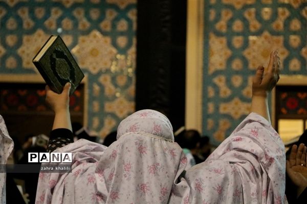 شب زنده‌داری مردم شیراز در جوار حرم مطهر شاهچراغ(ع)