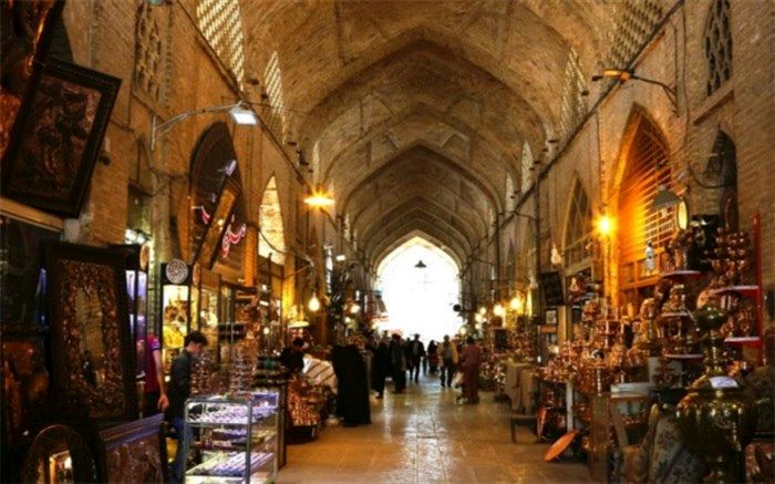 آهن کشی‌های عنکبوتی سقف بازار مرکزی اصفهان پاکسازی می‌شود
