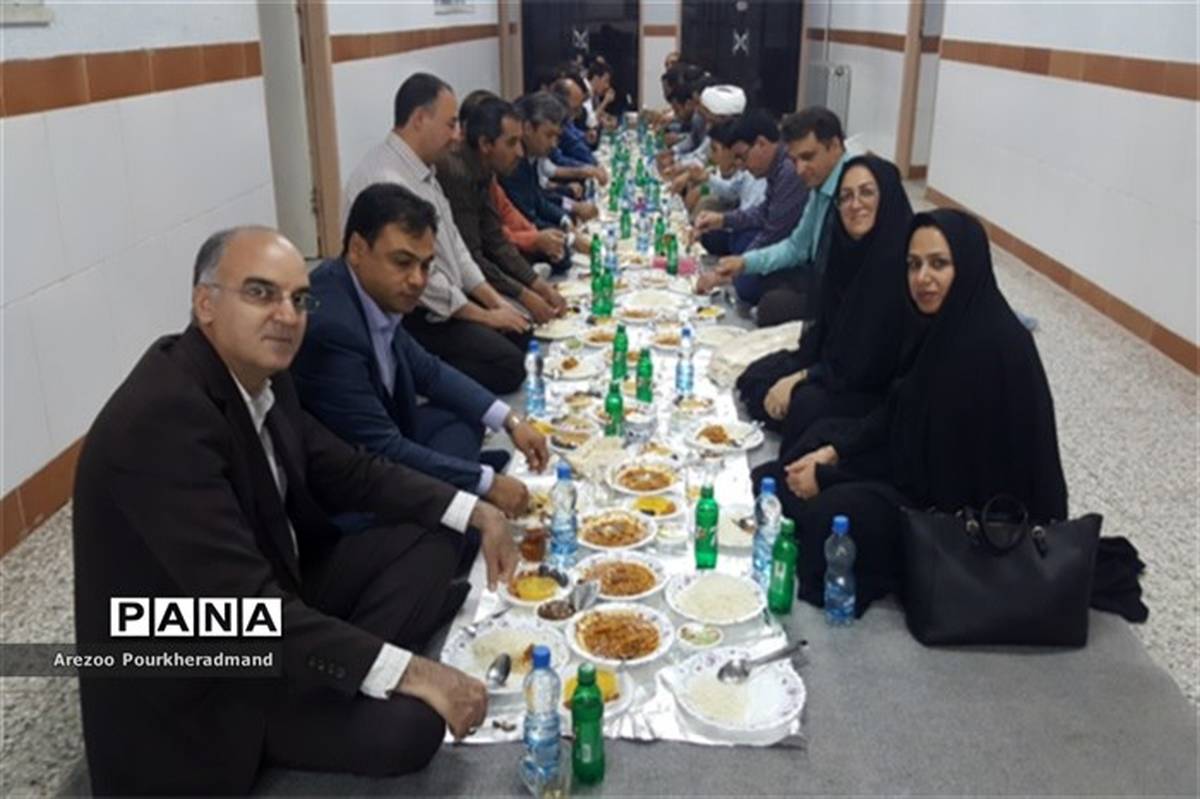 برگزاری ضیافت افطاری دبیرستان شهید ذوالفقاری میبد
