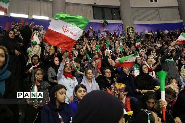 حضور بانوان ایرانی در بازی تیم ملی والیبال  ایران و کانادا