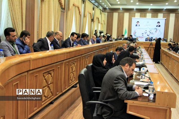 جلسه ستاد پشتیبانی سوادآموزی استان فارس با حضور رئیس نهضت سواد آموزی کشور