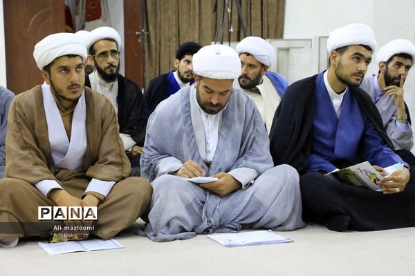 دیدار جمعی از طلاب و روحانیون فعال در مدارس استان با نماینده ولی فقیه