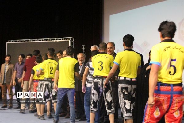 تجلیل از650 نفر از قهرمانان و مدال‌آوران ورزش خراسان جنوبی