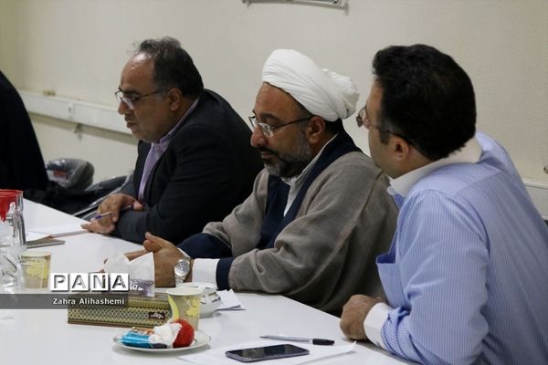 جلسه کارگروه  انضباط مالی اداره‌کل با موضوع سرویس دانش‌آموزی