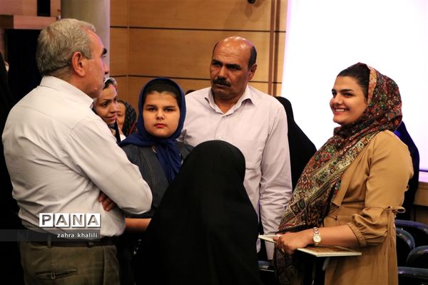 رونمایی و اکران مستند شیخ‌نشین ها در شیراز