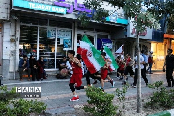 حمل پرچم مقدس جمهوری اسلامی به‌مناسبت هفته مبارزه با مواد مخدر