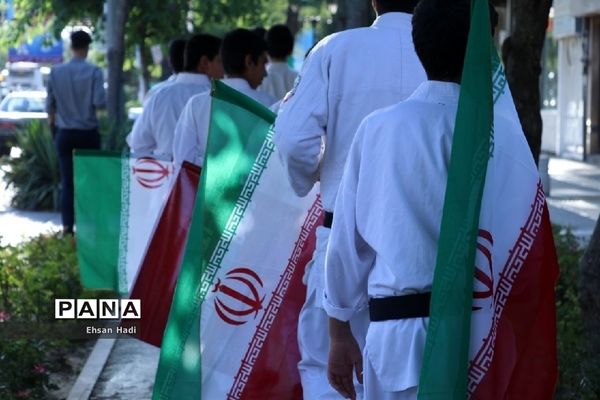 حمل پرچم مقدس جمهوری اسلامی به‌مناسبت هفته مبارزه با مواد مخدر