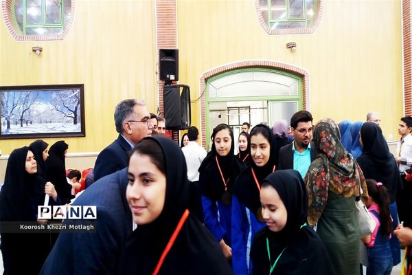 تجلیل از دانش آموزان و دبیران منتخب جشنواره‌ها و مسابقات علمی - پژوهشی در کازرون