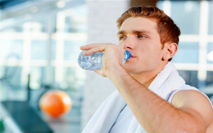 رابطه نوشیدن آب و کاهش وزن