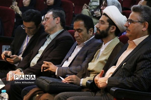 پانزدهمین نشست کافه خرد: نقد و نظر در کارآمدی و بقای مدرسه