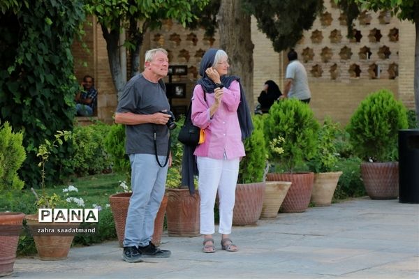 حضور گردشگران خارجی در اماکن گردشگری شیراز