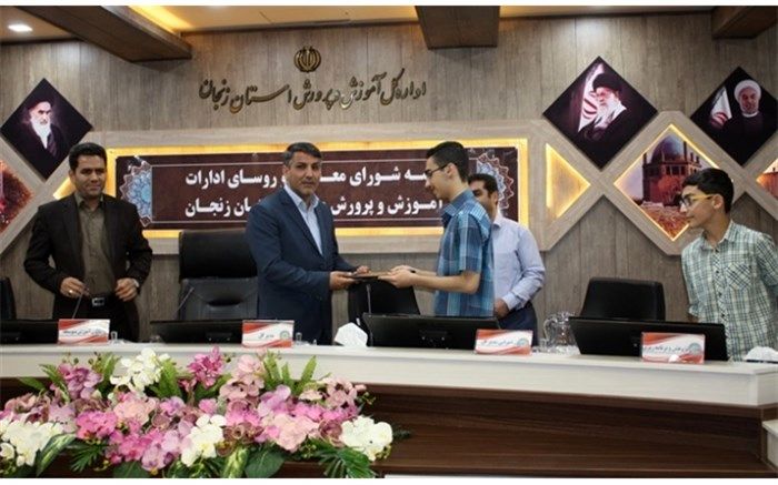 تجلیل از دانش آموز برگزیده المپیاد ادبی