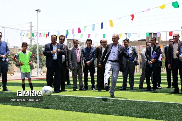 افتتاح سالن ورزشی و زمین چمن مصنوعی دانش‌آموزان ناحیه 3 شیراز
