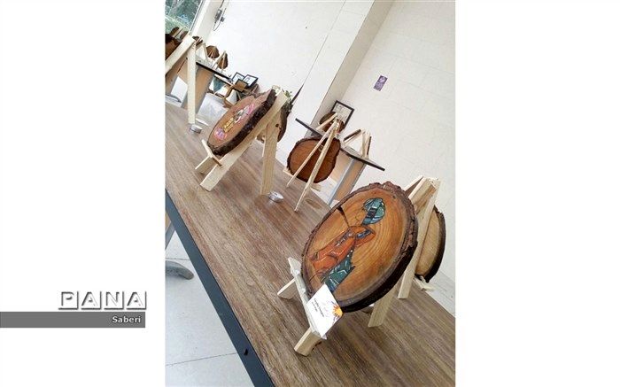 نمایشگاهی با طعم چوب و هنر/مربی هنر سما شیروان نخستین نمایشگاه نقاشی روی چوب را برگزار کرد.