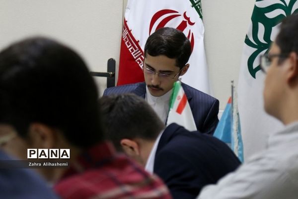 جلسه مشترک اعضای مجلس دانش‌آموزی شهر تهران با سعید جهانشاهی، رئیس اداره آموزش متوسطه دوره دوم نظری شهر تهران