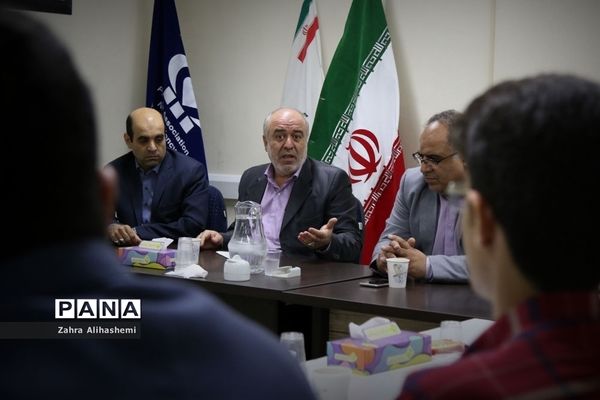 جلسه مشترک اعضای مجلس دانش‌آموزی شهر تهران با سعید جهانشاهی، رئیس اداره آموزش متوسطه دوره دوم نظری شهر تهران