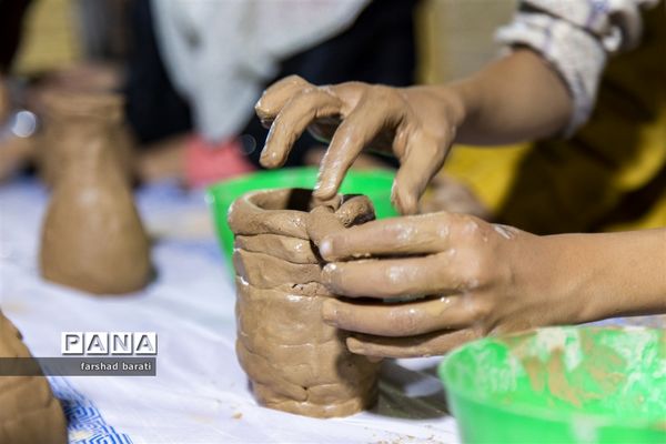 نمایشگاه نقاشی و سفالگری کودکان در دفتر امام جمعه یزد
