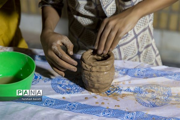نمایشگاه نقاشی و سفالگری کودکان در دفتر امام جمعه یزد