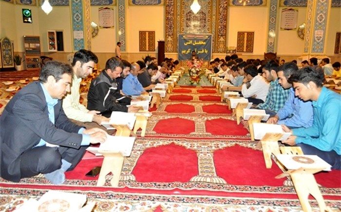 برگزاری محفل انس با قرآن و نماز جماعت با حضور دانش آموزان قرآنی