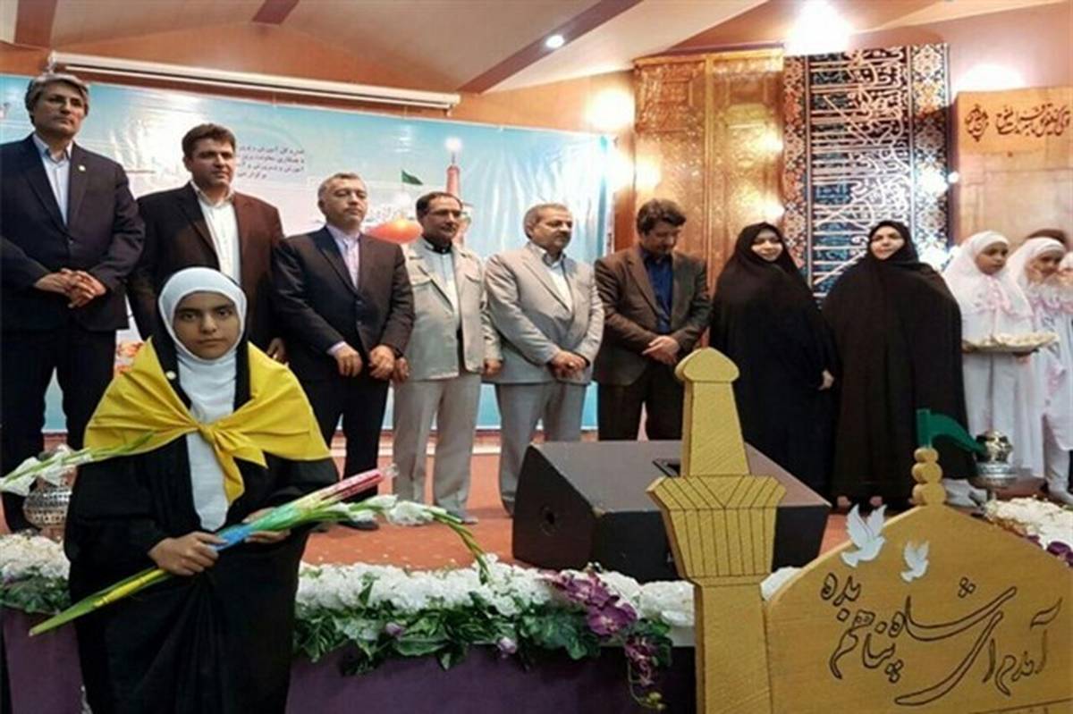نشان خادمی حرم رضوی به دانش آموز تبریزی اهداء شد