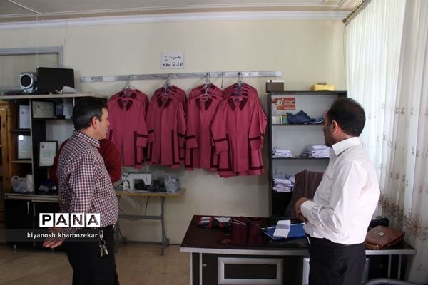 بازدید کارشناسان سازمان دانش آموزی و اتحادیه خیاطان از تولیدی‌های همسان سازی پوشاک مدارس ارومیه