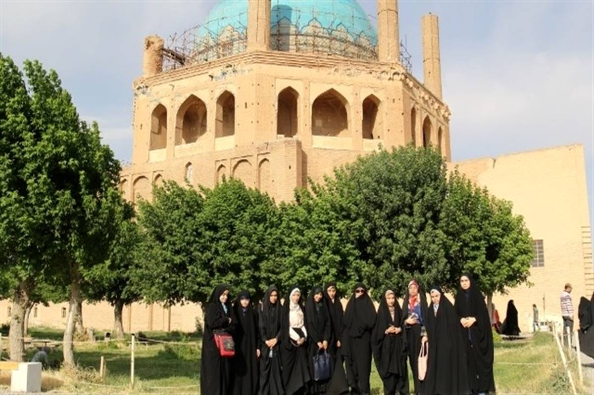 دانش آموزان دختر شرکت کننده در سی و هفتمین دوره مسابقات قرآنی از گنبد سلطانیه بازدید کردند
