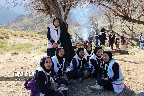 کوهنوردی دختران پیشتاز در اردوگاه سانیج یزد