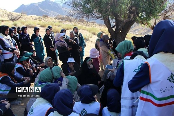 کوهنوردی دختران پیشتاز در اردوگاه سانیج یزد