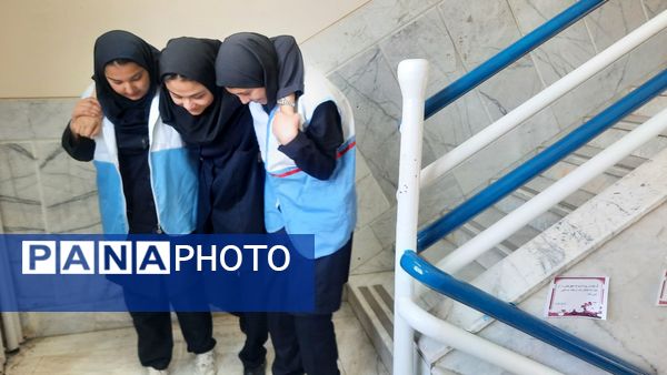 آمادگی در برابر بحران؛ مانور زلزله در دبیرستان نمونه محمودیه