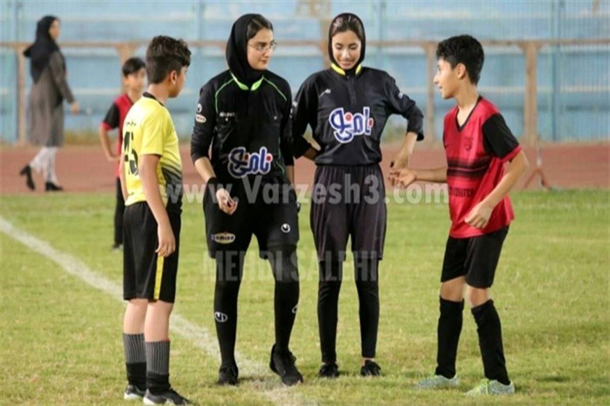 حرکت جالب در بوشهر؛ داوران زن برای فوتبال پسران قضاوت کردند + تصویر