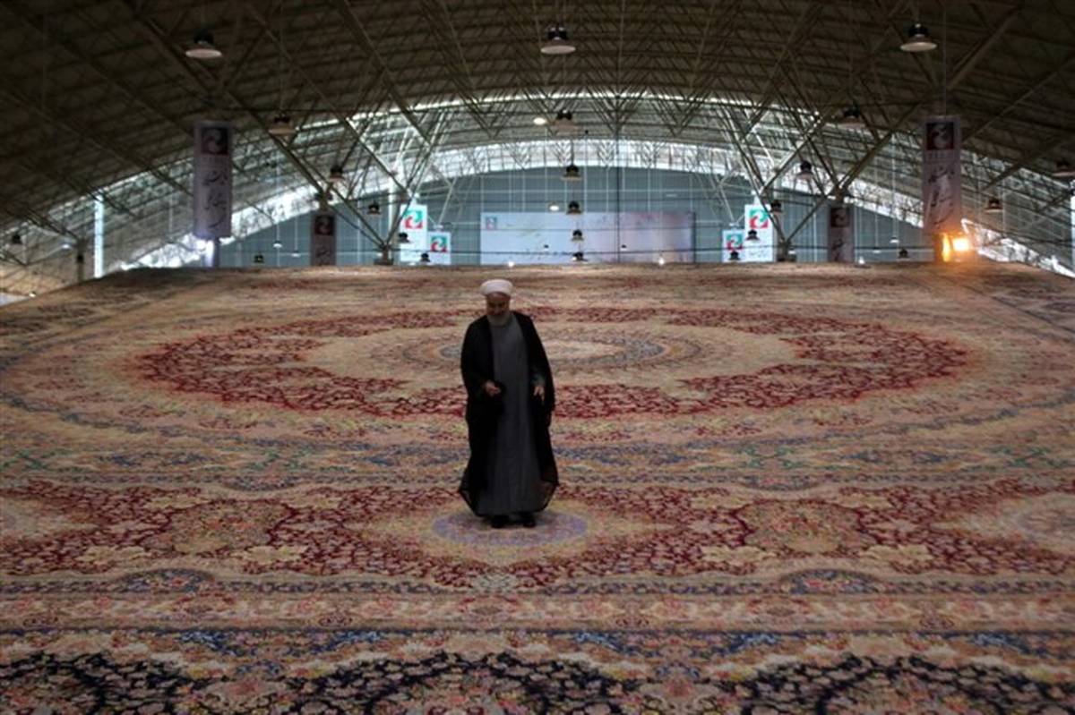 بافت بزرگترین فرش جهان به دست هنرمندان تبریزی و کار آفرین برتر کشور