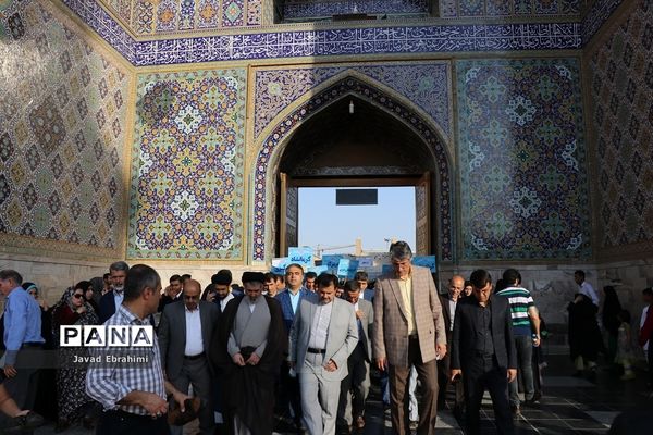 زیارت  جمعی دانش‌آموزان دختر قرآنی سراسر کشوردر حرم مطهر رضوی