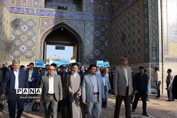 زیارت  جمعی دانش‌آموزان دختر قرآنی سراسر کشوردر حرم مطهر رضوی