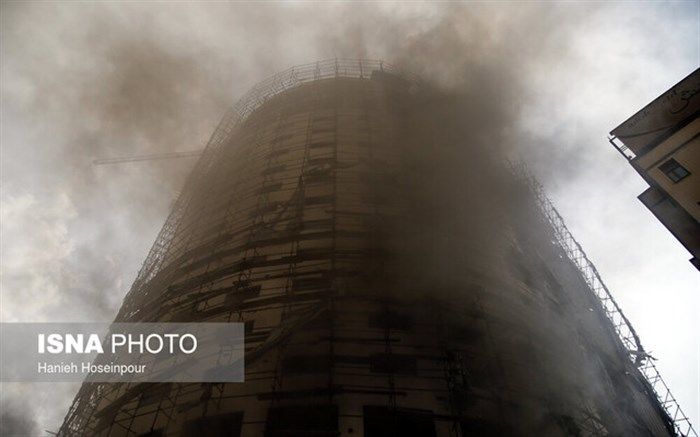 ساختمان نیمه‌کاره هتل آسمان شیراز همچنان می‌سوزد