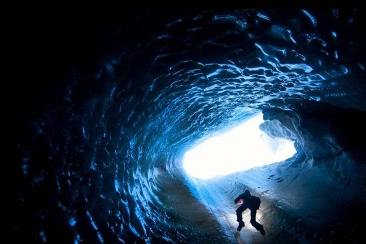 غار یخی در عکس روز نشنال جئوگرافیک