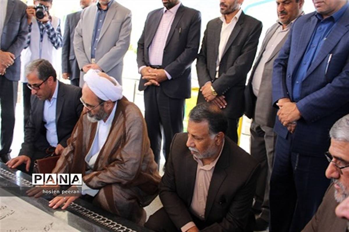 رئیس سازمان پژوهش و برنامه ریزی آموزشی به مقام شامخ شهدای زاهدان ادای احترام کرد