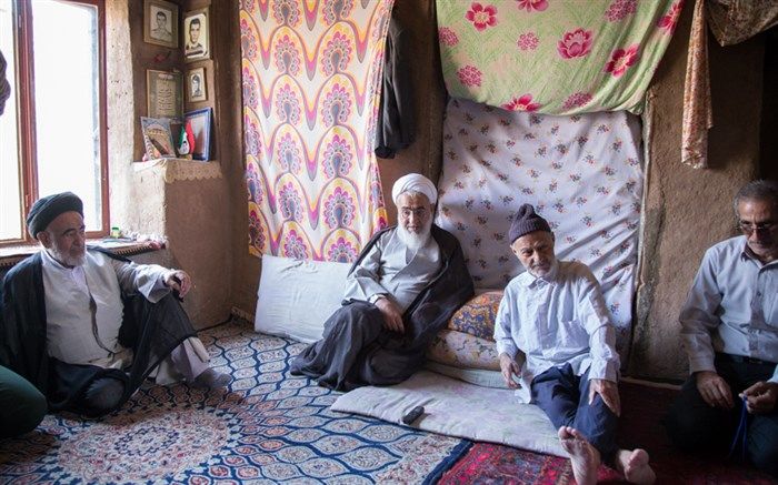 نماینده ولی فقیه در استان و امام جمعه قزوین با خانواده شهیدان کیائی در الموت دیدار کرد