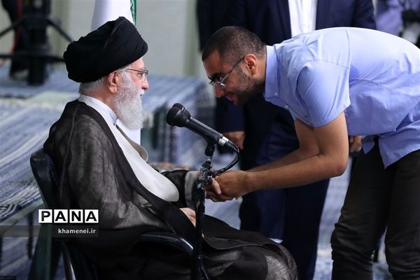 دیدار مدال‌آوران المپیادهای علمی و اعضای تیم ملی والیبال جوانان با رهبر انقلاب