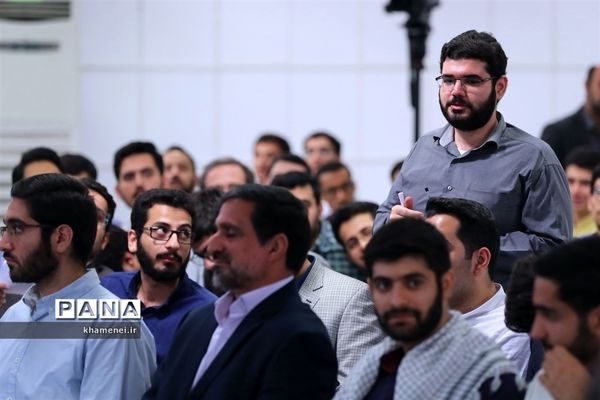 دیدار مدال‌آوران المپیادهای علمی و اعضای تیم ملی والیبال جوانان با رهبر انقلاب