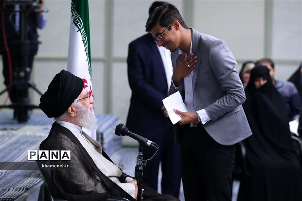 دیدار مدال‌آوران المپیادهای علمی و اعضای تیم ملی والیبال جوانان با رهبر انقلاب