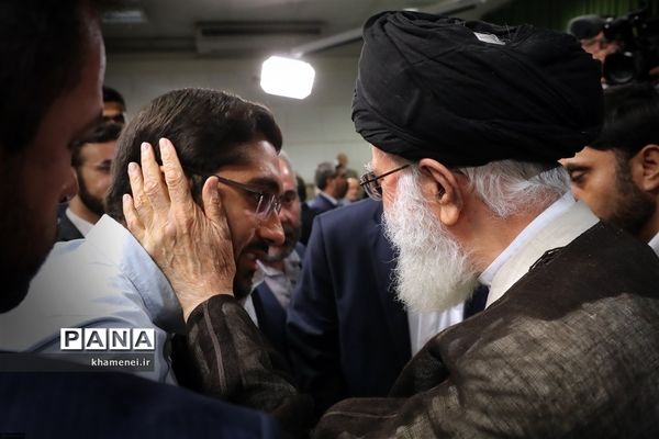 دیدار مدال‌آوران المپیادهای علمی و اعضای تیم ملی والیبال جوانان با رهبر انقلاب