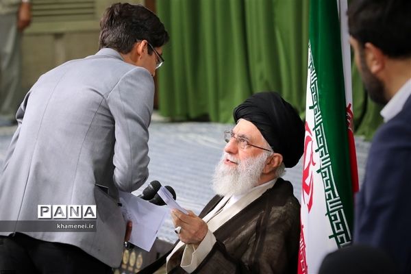 دیدار مدال‌آوران المپیادهای علمی و اعضای تیم ملی والیبال جوانان با رهبر انقلاب